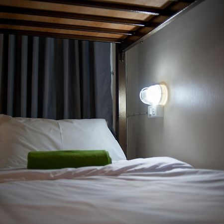 Victory Park Hostel Bangkok Exteriör bild